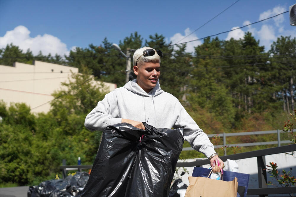 "Kako s tim noktima nosi one džakove?" Prošetao Beogradom sa MANIKIROM KOJI ĆE VAS ŠOKIRATI, a tek šminka...