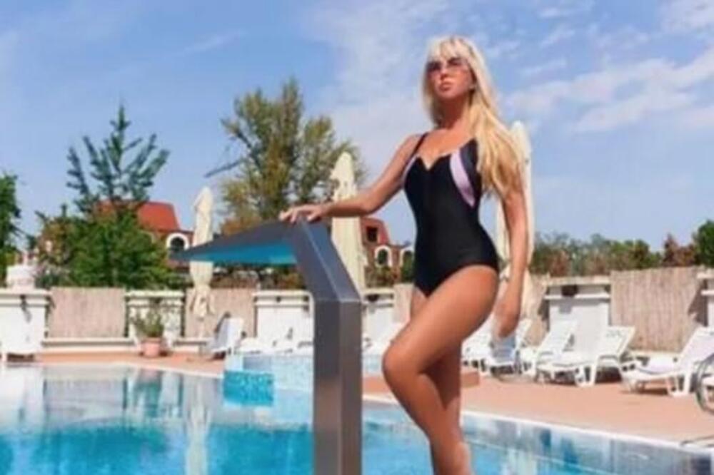 DA LI OVA ŽENA ZNA ZA STARENJE? Utegla se u kupaći i DIGLA NOGU, sevnuo kadar za infarkt