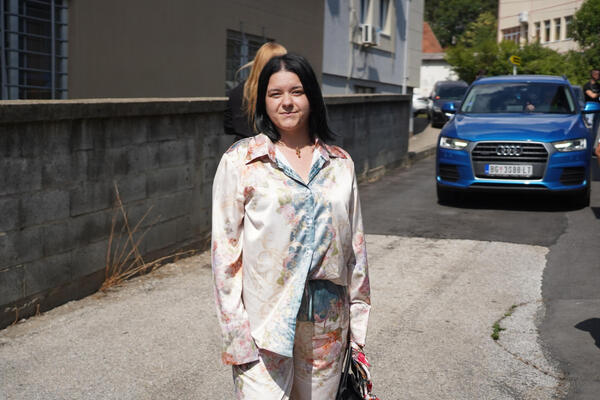 USELILA SE U STAN BIVŠEG ROBIJAŠA I ISELILA NJEGOVU ŽENU! Teško joj što se rastaju, zakukala ispred karantina