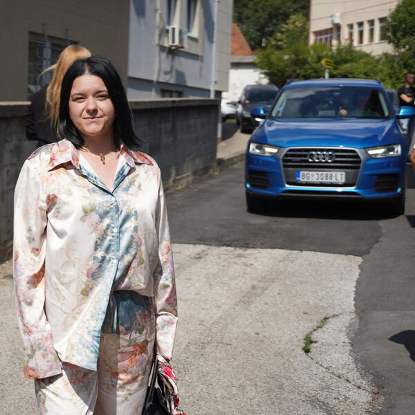 USELILA SE U STAN BIVŠEG ROBIJAŠA I ISELILA NJEGOVU ŽENU! Teško joj što se rastaju, zakukala ispred karantina