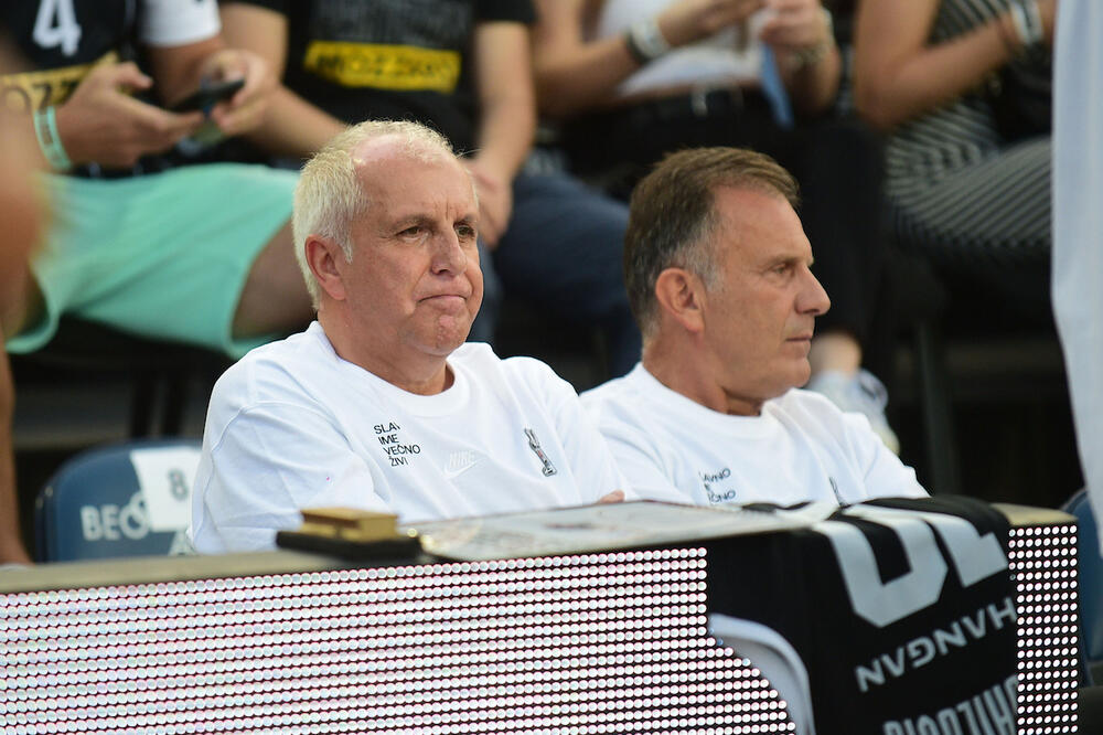 Crno-bela fešta na kultnom Tašmajdanu: Željko Obradović dočekan kao Bog - grmi pesma za braću (Video)