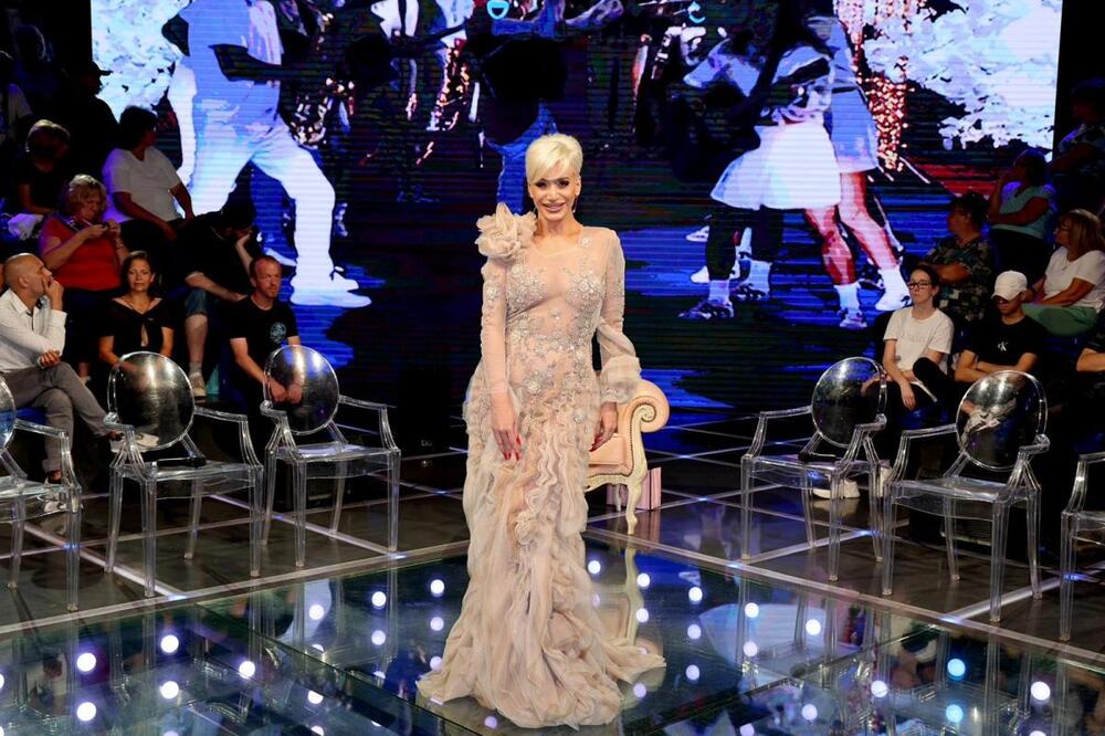 DA ZURIŠ SAMO U 1 TAČKU! U uživo prenosu na Pinku u SKROZ PROVIDNOJ HALJINI - DA LI JE OVO PRIMERENO ZA TELEVIZIJU?