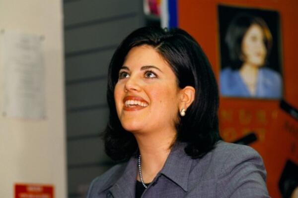 OŽENJENOM POLITIČARU POKAZIVALA GAĆICE SA SAMO 22 GODINE! Aferu razotkrila državna službenica - narod se šokirao