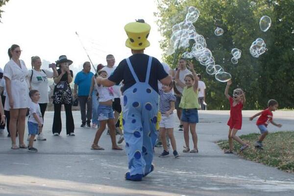 „BALKAN FOOD“ FESTIVAL I BROJNI ZABAVNI SADRŽAJI NA „BEOGRADSKOM LETU“: Posetioci uživali uz hranu i igru