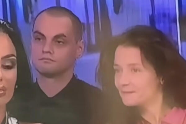 ZAVODLJIVA IGRA POGLEDA I GRICKANJE USNE! Kameta snimila u uživo programu muvanje u publici - IZGOREŠE OD STRASTI
