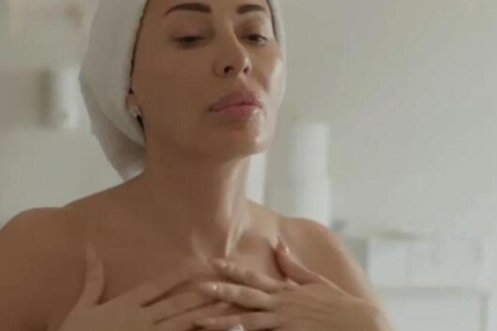 "TO CEKILI"! ISPLIVALA OBNAŽENA CECA IZ KUPATILA! Golo telo sakrila peškirom, pa počela da se PIPKA