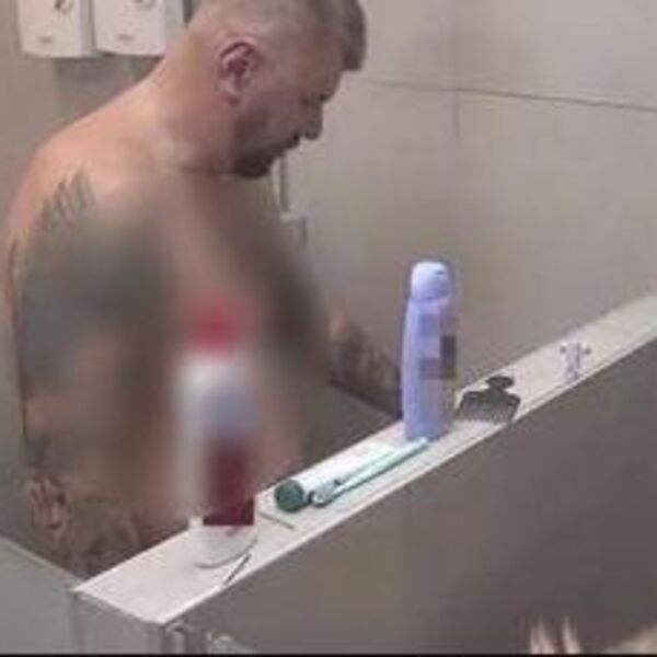 Opa bato! BIVŠI KOŠARKAŠ ZAVRŠIO POD TUŠEM SA RASNOM CRNKOM! Oboje kao od majke rođeni