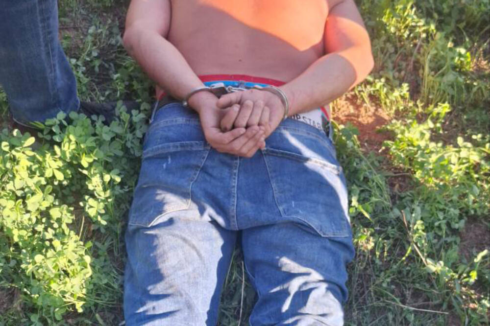 Prva fotografija ubice iz Obrenovca: Go do pojasa, lisice na rukama, oglasio se i Ivica Dačić!