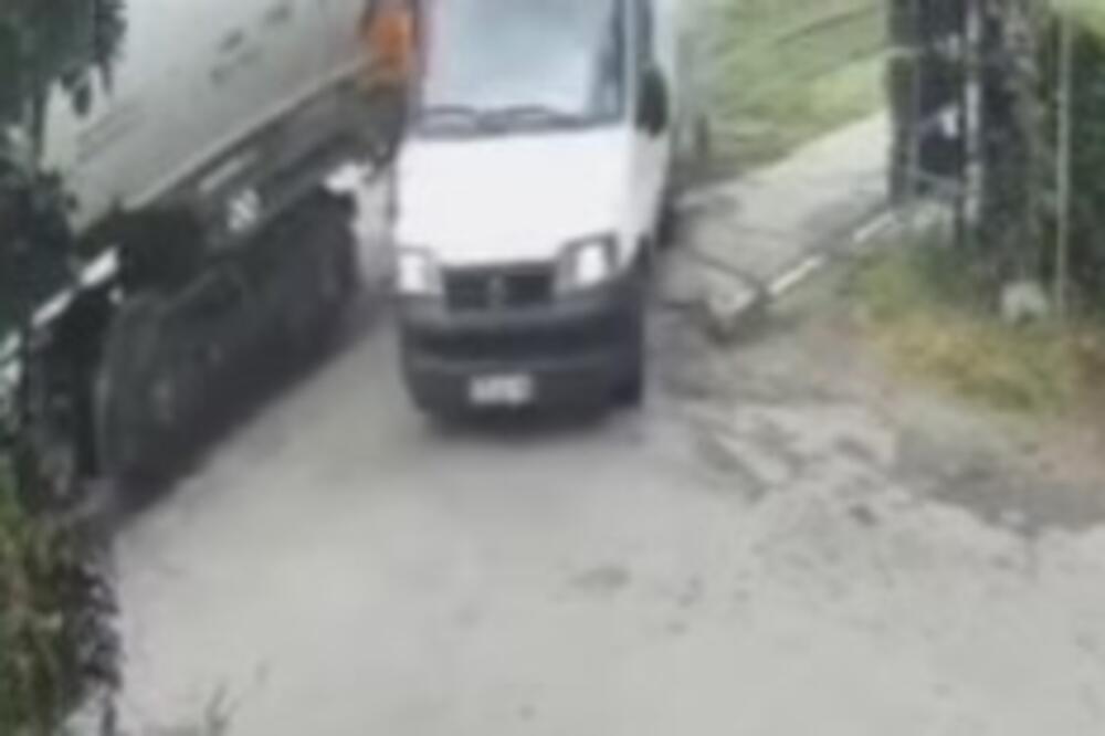 Za dlaku izbegao smrt: Jezivi snimak sudara voza i kombija u Smederevu će vas istaviti bez daha! (VIDEO)