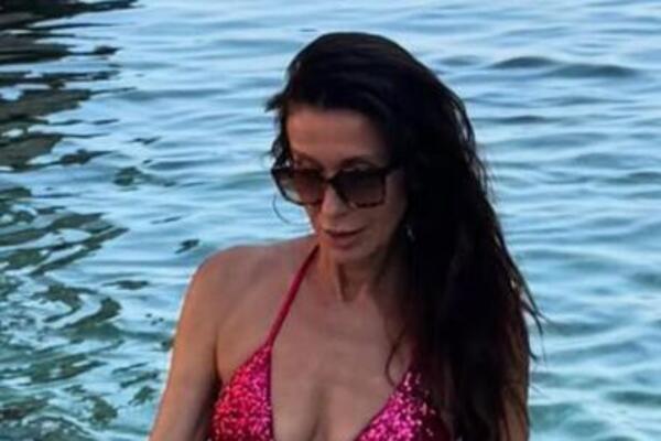 NAŠA VODITELJKA BEZ BRUSA PROŠETLA GRADOM! Od vrelog prizora nećete doći sebi, prava poslastica