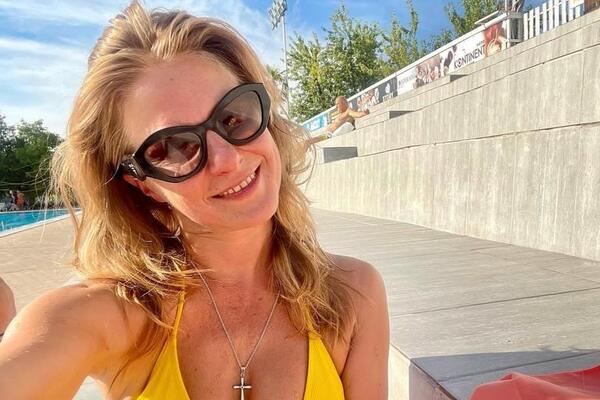 Ingrid iz "Selo gori, a baba se češlja" pokazala čime raspolaže: Bujno poprsje samo što ne prsne, baš je jaka