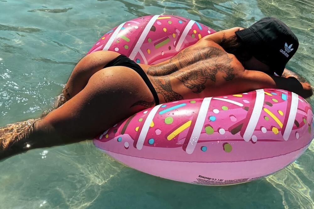 PRAĆNUO SE ŠARANČIĆ! Legla na gumu u TANGAMA i raspalila maštu GOLOTINJOM - tetka na leđima, a ZADNJA LOŽA KIDA