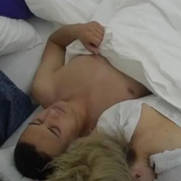 KAD PRE SE DOHVATIŠE? Odmah krenuo u akciju, kreveti popucali od strasti - zaboravili da ih FAMILIJA GLEDA NA TV