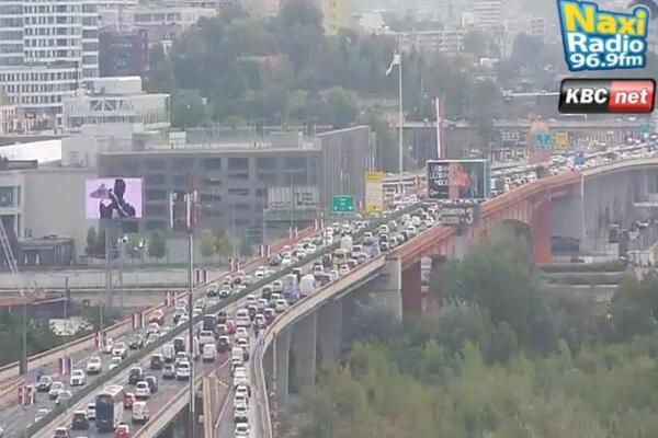 Neviđene gužve i ovog jutra u Beogradu! Na ovoj DEONICI nema igla gde da padne, VOZILA STOJE U MESTU (FOTO)
