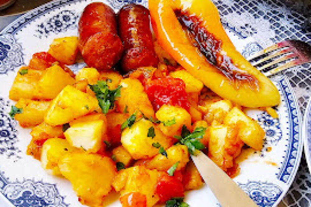 Bakin recept prste da poližete: Krompir sa kobasicom i paprikom, kombinacija brzog ručka odlična je i uspeva svima