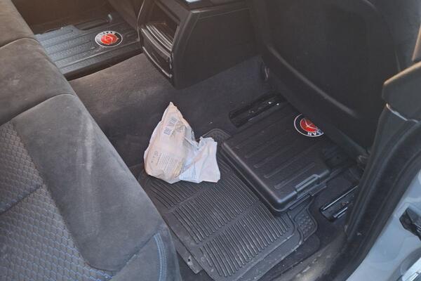 Carinici na Preševu sprečili KRIJUMČARENJE ORUŽJA: Pogledajte šta su sve pronašli ISPOD SEDIŠTA (FOTO)