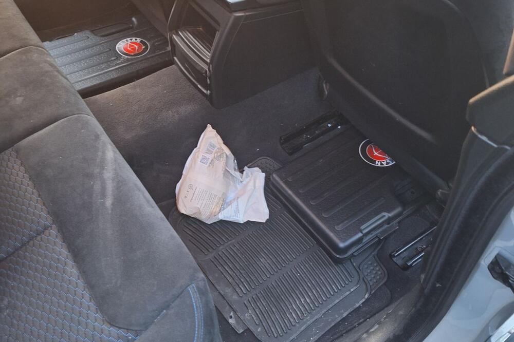 Carinici na Preševu sprečili KRIJUMČARENJE ORUŽJA: Pogledajte šta su sve pronašli ISPOD SEDIŠTA (FOTO)