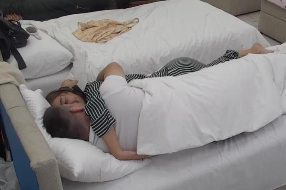 DA LI SU ONI OBORILI REKORD? Ušli ispod pokrivača, pa počeli VRELU AKCIJU, 20 godina mlađa ga DOKUSURILA