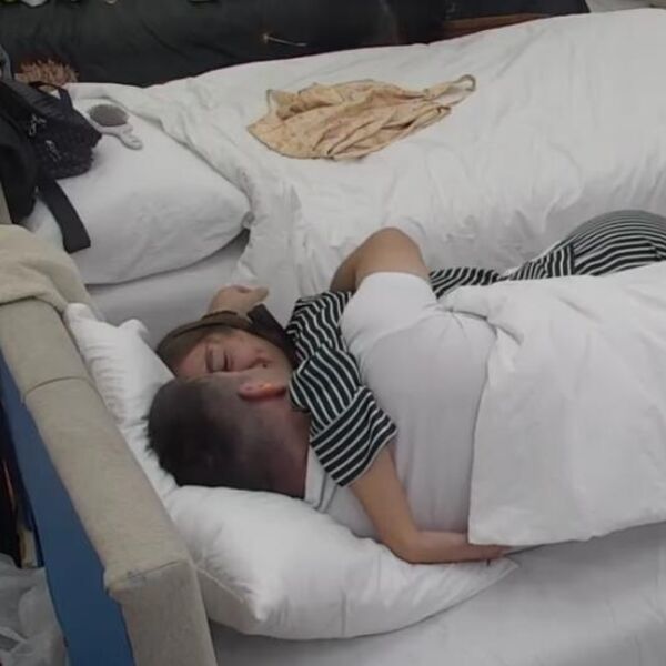 DA LI SU ONI OBORILI REKORD? Ušli ispod pokrivača, pa počeli VRELU AKCIJU, 20 godina mlađa ga DOKUSURILA