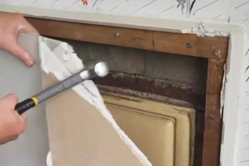 Renovirali staru kuću, pa u zidu zatekli neobičan "dodatak"! Kad su videli o čemu se radi ostali u šoku (VIDEO)