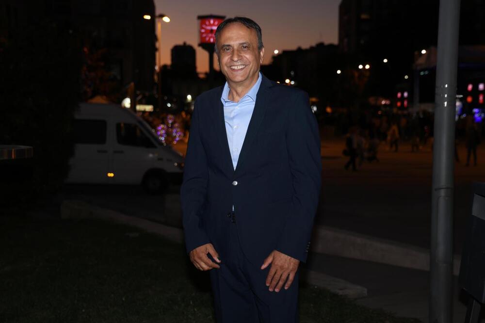 BEKI BEKIĆ POSTAO DEDA PO 3. PUT! Unuku dali neobično ime od tri slova, pevač mu odmah napisao pesmu!