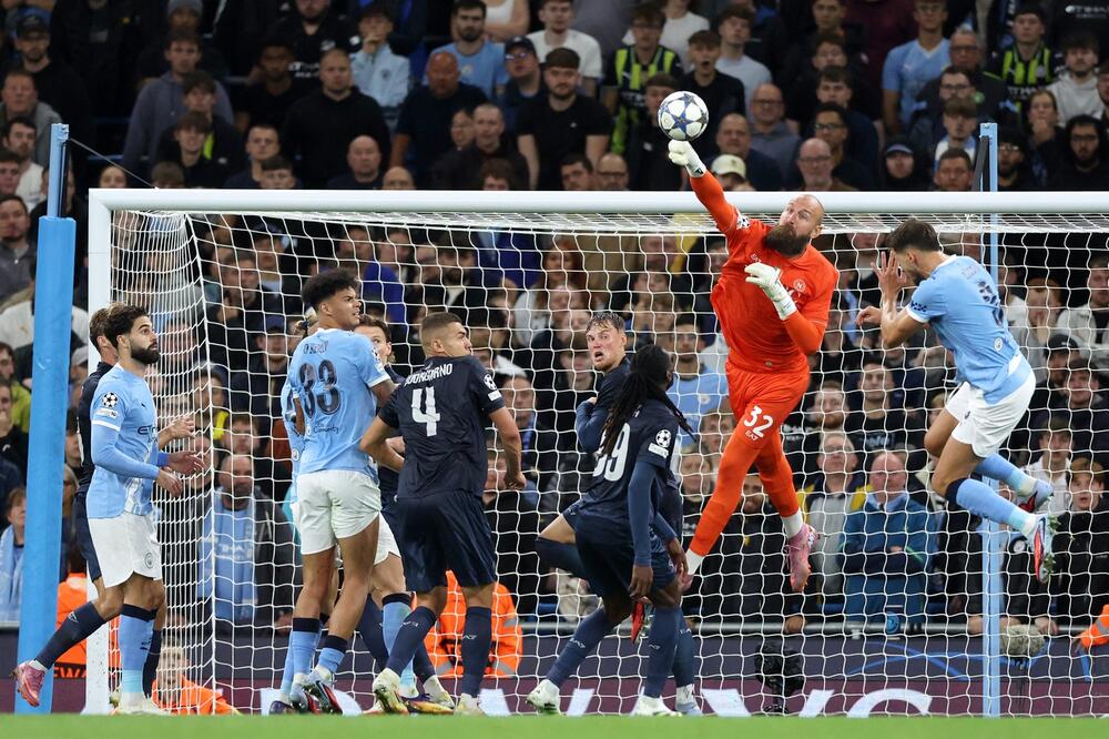 Vanja Milinković-Savić branio Napoli u Mančesteru sa igračem manje dok je mogao... (Foto)