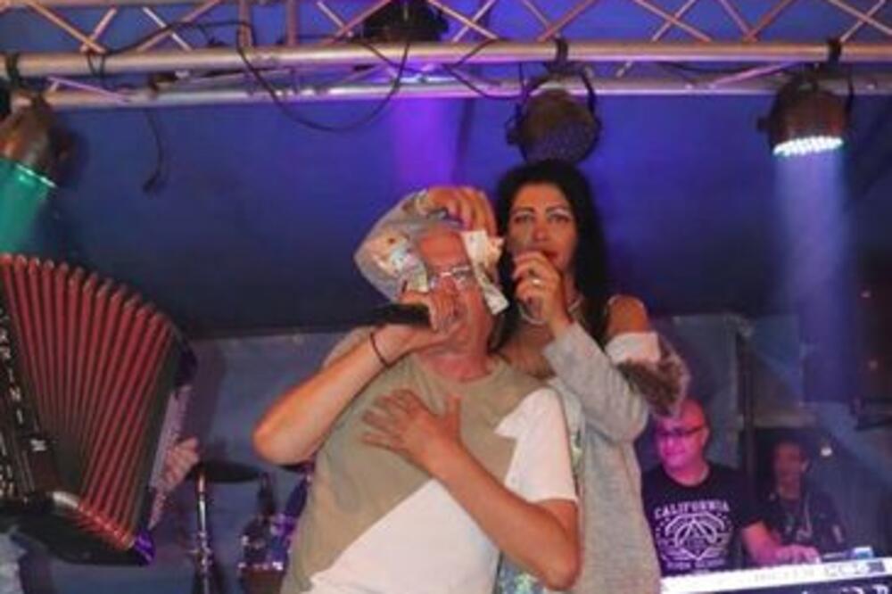 ISPLIVALI HONORARI PEVAČA NA ŠABAČKOM VAŠARU! Za ove PARE bi svako pod ŠATOR, a nekad ih JEO BLAM