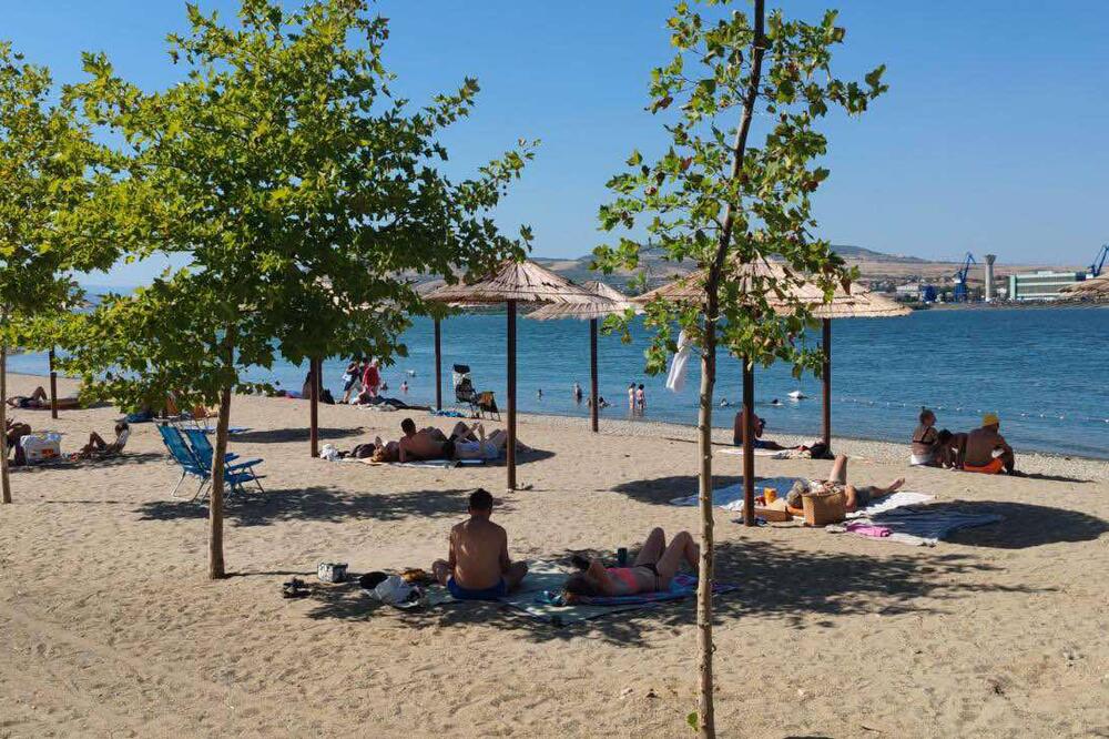 Ne, ovo nije more, već PLAŽA NA DUNAVU: Na hiljade posetilaca leti uživa na njoj, predobro izgleda (FOTO)