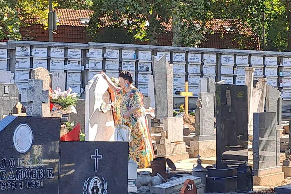 TUGA, ČEMER I JAD! Samo jedna PEVAČICA došla na MARININ GROB, sa sobom donela i...