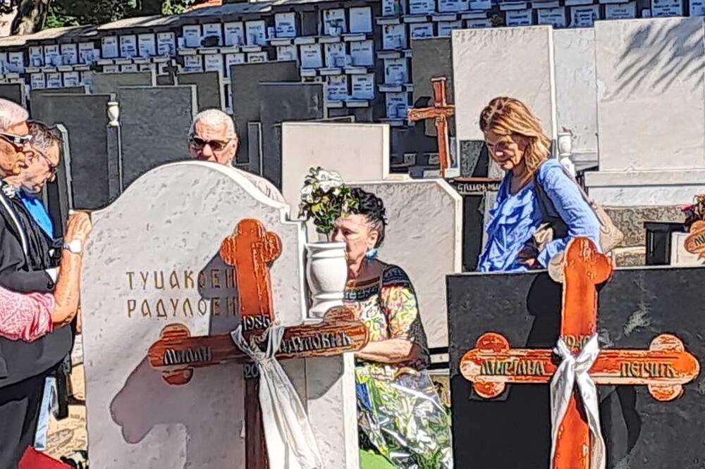 Futa izveo RITUAL nad GROBOM Marine Tucaković! Šok prizor sa Novog groblja, tu je i BIVŠI ROBIJAŠ