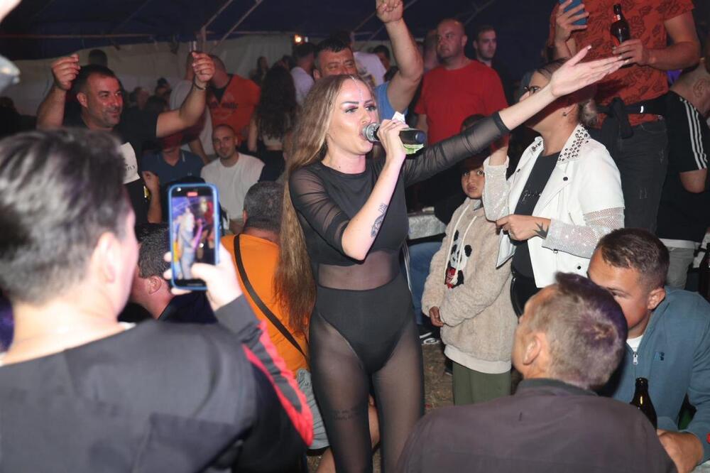 "TI SI MOJ BOG!" Tvrdi da je u vezi sa Acom, a on oštro demantuje - pojavile se ŠOK PORUKE, KO JE OVDE LUD?