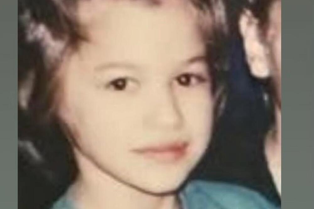 Danas je fatalna plavuša, a nekada slatka devojčica: Za njeno ime zna cela Srbija, da li znate o kome je reč?