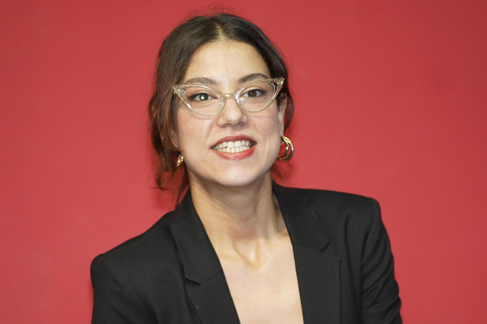 Sara iz serije Radio Mileva oduševila je sve, ali Srbi o njoj malo znaju: Kad vidite ove 2 stvari ostaćete bez reči