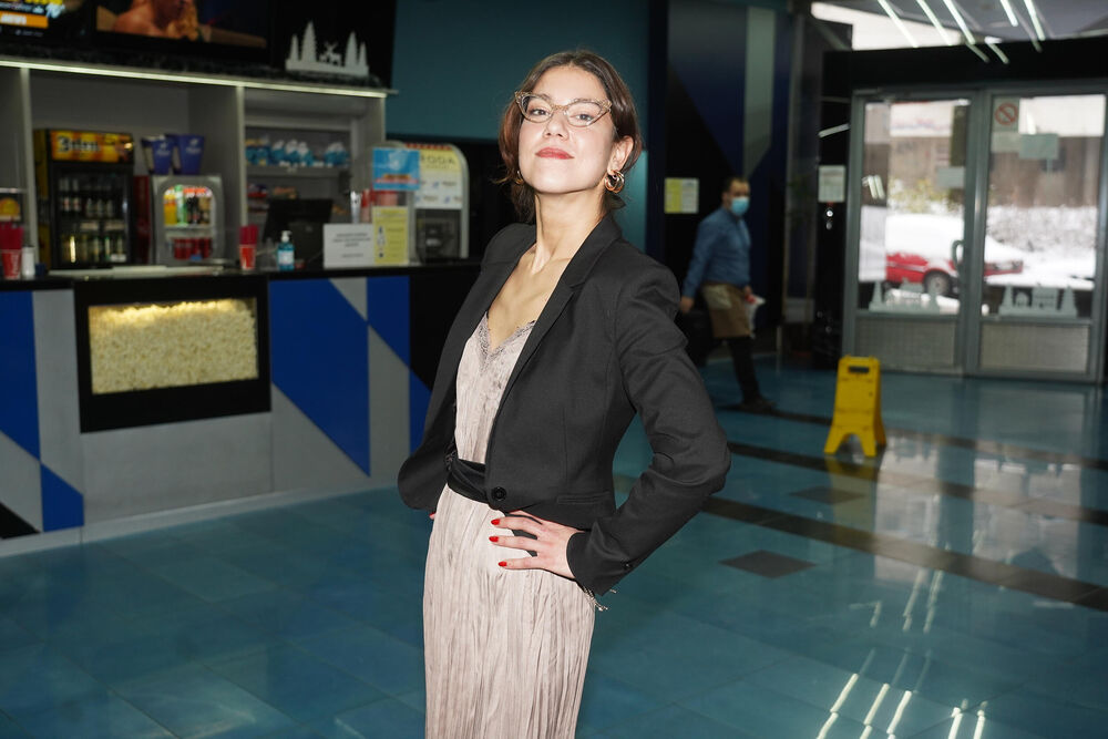 Mlada glumica, koja je prepoznatljiva po svojim ulogama na pozorišnim daskama i u popularnim serijama