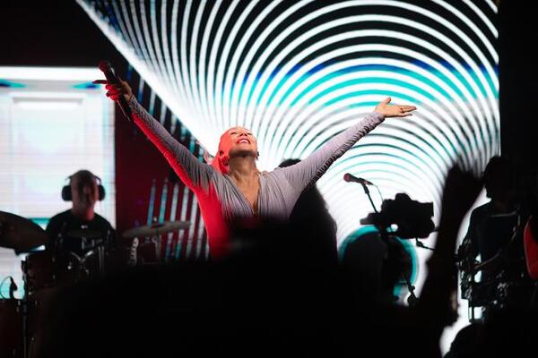 WMG AND BRENA SET ROVINJ ALIGHT! Thousands of company partners and friends sing along with Lepa Brena