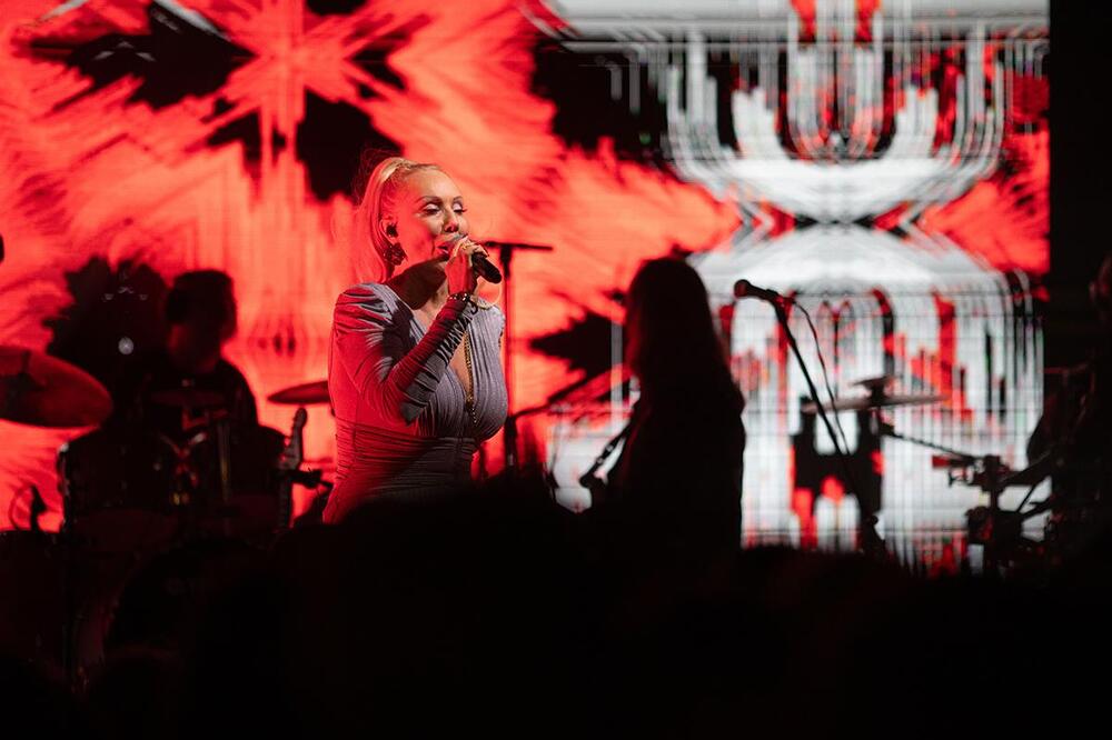 WMG I BRENA ZAPALILI ROVINJ! Hiljade partnera i prijatelja kompanije uglas pevalo s najvećom zvezdom u regionu