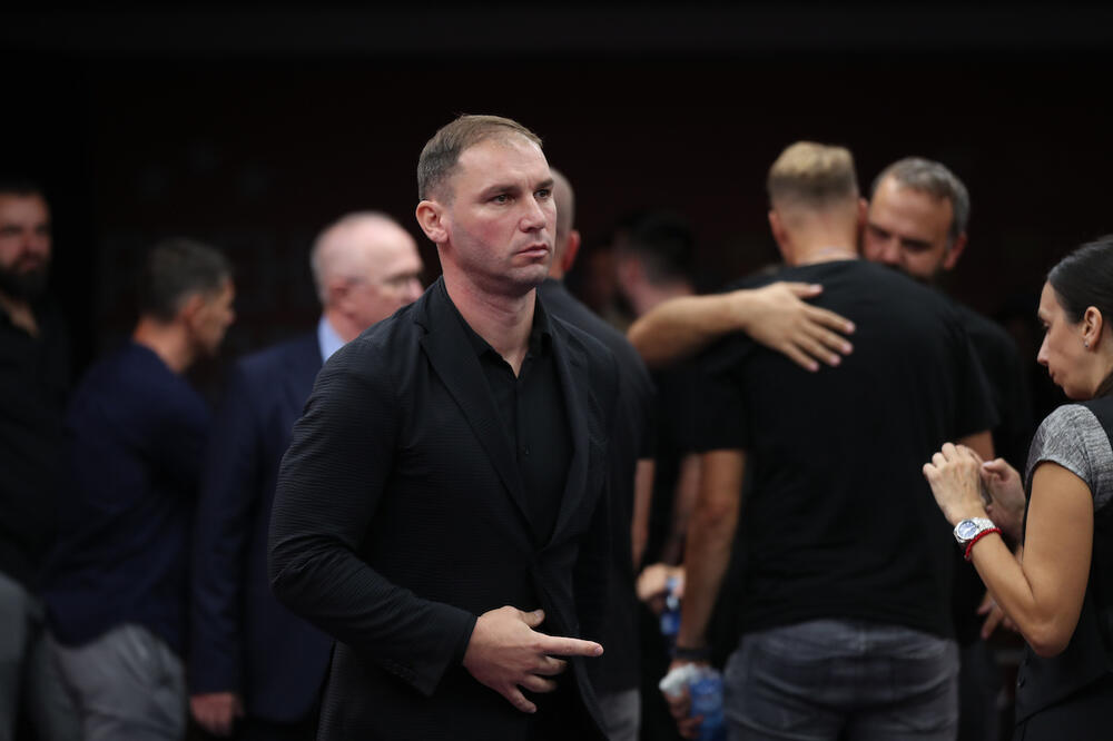 Nekadašnji kapiten Srbije posle dugo vremena u javnosti i došao na komemoraciju brata (Foto)