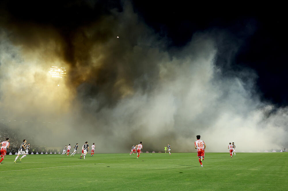 Dimna zavesa Grobara i koreografija Delija! Karnevalska atmosfera u Humskoj (Video/Foto galerija)