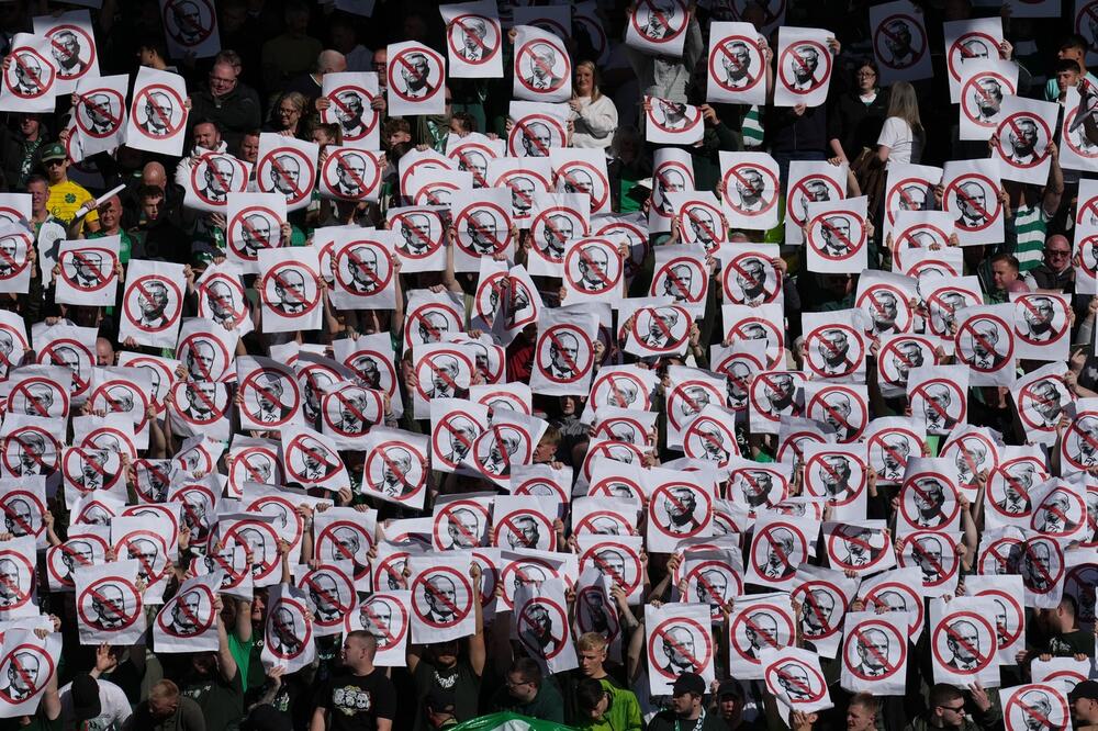 Navijači Seltika i precrtani likovi uprave kluba pred Crvenu zvezdu - fudbaleri rutinski protiv drugoligaša (Foto)