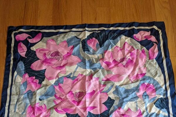 Na rasprodaji kupila Hermes maramu za 1 evro, pa saznala koliko zapravo vredi: Evo kako ju je našla, sad je bogata!