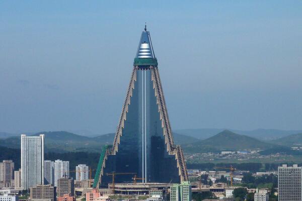 Zovu ga "hotelom propasti": Ovo je najviša zgrada na svetu, zjapi prazna i simbol je ambicije i neuspeha ove sile!