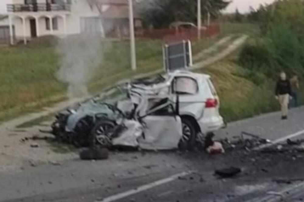 Prve fotografije jezive nesreće kod Vladimiraca: Automobil potpuno smrskan, vatrogasci sekli vozilo, JEZIVO (FOTO)
