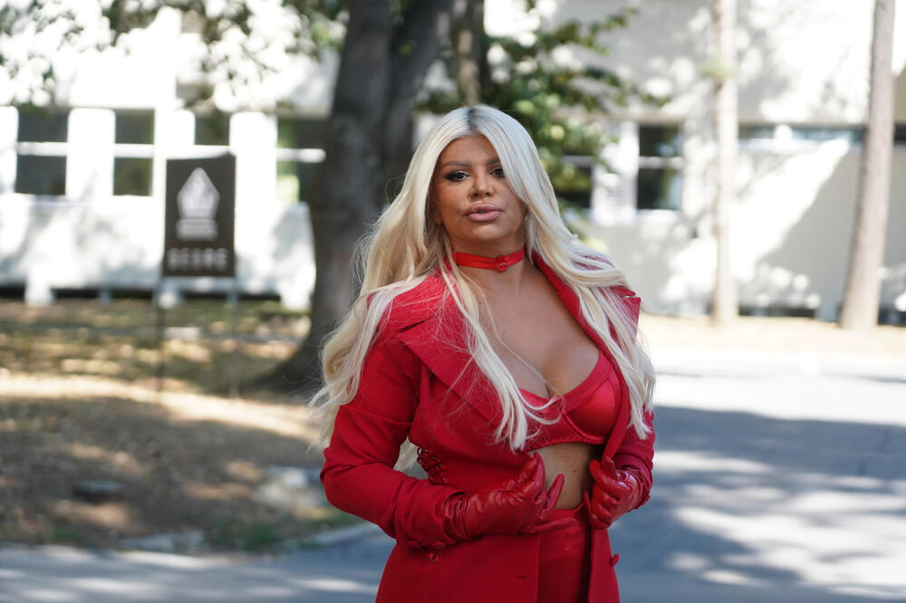 OVO SE NE BI USUDIO SVAKO DA OBUČE! Zbog Dare vilice pale do poda, stajling koje bi mnoge NOSILE U KREVETU