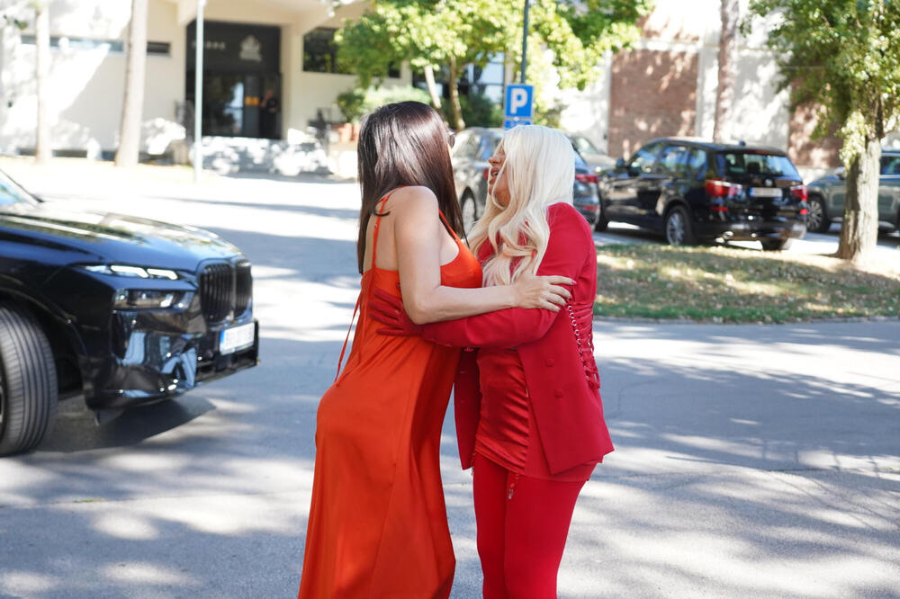 KO SU OVE DVE MAČKE? Obe došle bez BRUSA, pa se dohvatile ispred Granda! Šok prizor