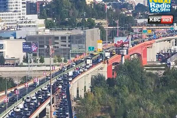 Popodnevni špic u Beogradu nikad jači! Na ovim ulicama je neviđeni haos, nema igla gde da padne (FOTO)