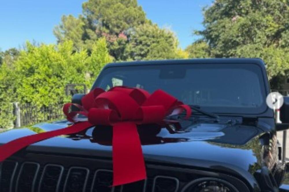 DA LI JOJ JE OVO TREBALO? Sara kupila ćerki za 16. rođendan skupu DŽIPČINU - sa sve MAŠNOM izazvao BES NARODA