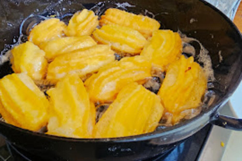 Omiljena poslastica i maladih i starih: Tulumbe po bakinom receptu, uspevaju baš svima i tope se u ustima