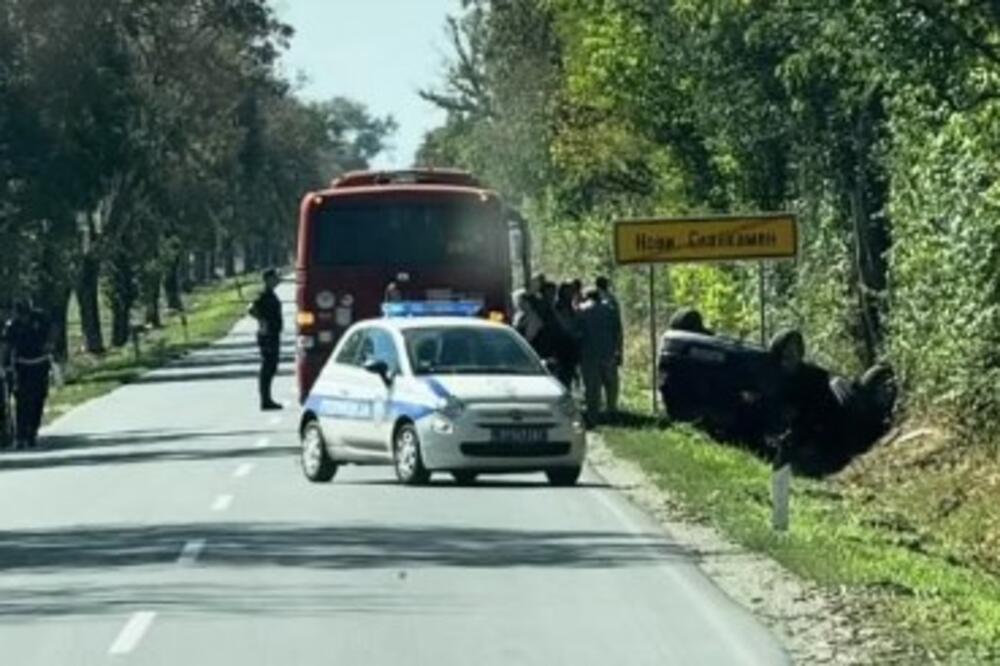 Udes kod Novih Karlovaca: 2 automobila se sudarila sa autobusom za prevoz dece! (FOTO)