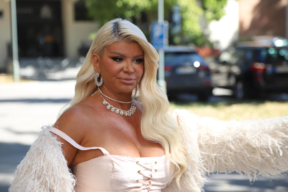 ZAŠTO SMO OVO MORALI DA ZNAMO? Dara ogolila intimu i opisala Srbima kakva je u KREVETU: "Imam odnose 5 puta dnevno"