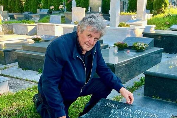 Čiji je ovo grob? Radoš kleknuo kraj njega i fotografisao se - sve se desilo u Sarajevu